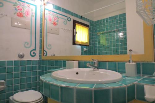 巴哈撒丁岛Residence I Cormorani Bis的一间带水槽、卫生间和镜子的浴室