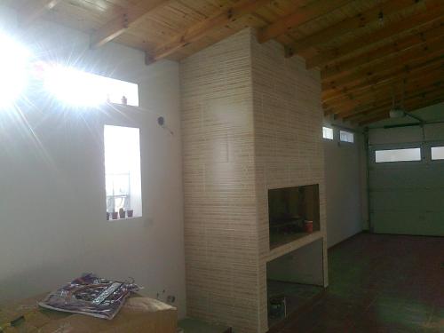 玛德琳港La casa de Silvia的一间设有砖墙和电视的客厅