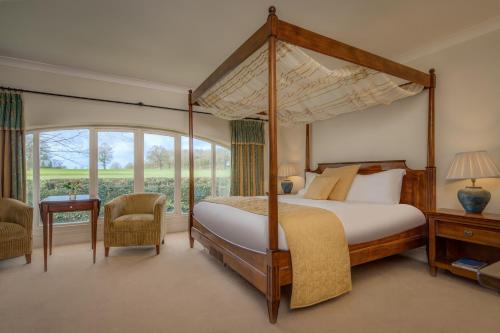 波尔克斯维尔尼尔科特酒店的一间卧室设有天蓬床和窗户。