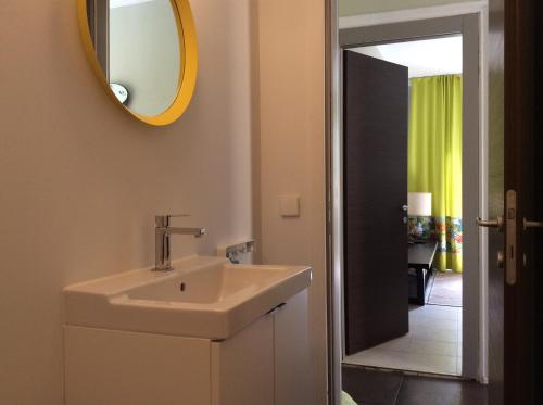 雷夫卡达镇Lefkas Marine Apartment的一间带水槽和镜子的浴室
