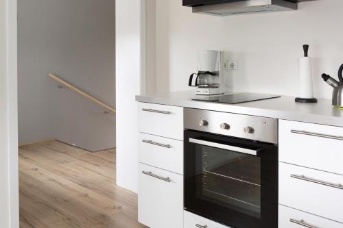 凯夫拉维克卡萨布兰卡公寓的厨房配有白色的柜台和黑烤箱。