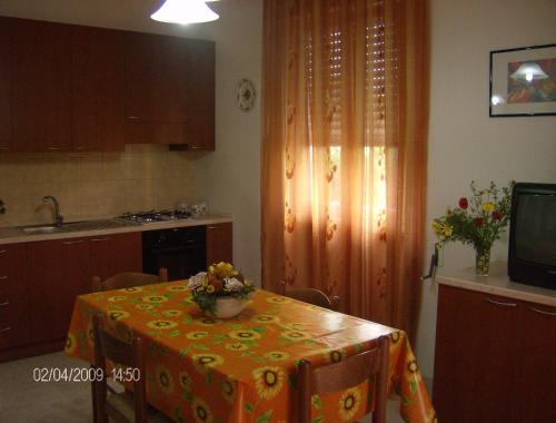 皮佐Villino Sole的厨房配有桌子和桌布