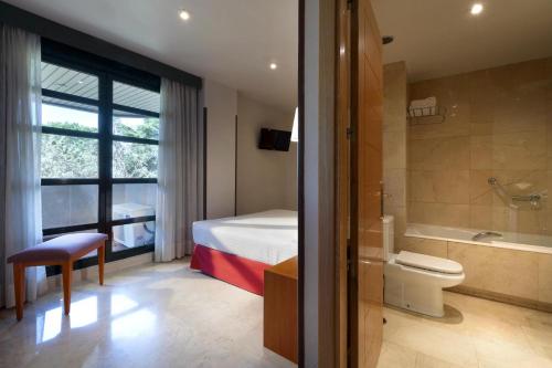 阿尔梅纳尔埃克格瑞纳酒店的一间浴室