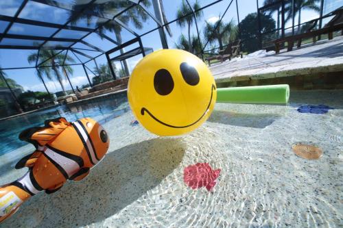 珊瑚角Villagoona的操场上一个黄色的球,面带微笑的脸