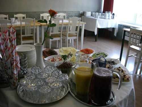 SalmeSõrve Guest House的桌子上面有食物和饮料