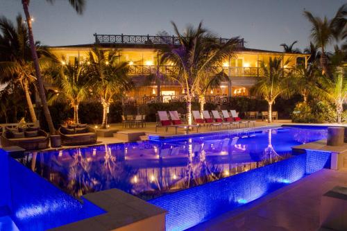 哈勃岛金沙珊瑚酒店的大楼前的蓝色灯光游泳池