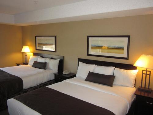 麦克默里堡富兰克林套房酒店 的酒店客房设有两张床和两盏灯。