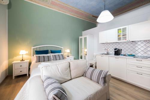 维耶特里B&B Umberto的客厅配有白色的沙发和床。