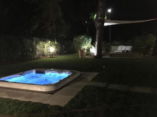 代森扎诺-德尔加达Provenzale的晚上在院子里设有热水浴池