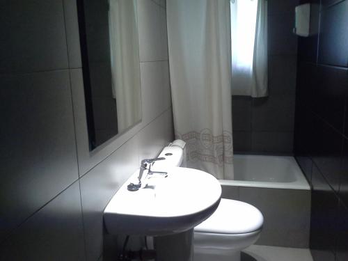 萨拉戈萨拉卡斯塔膳食酒店的浴室配有盥洗盆、卫生间和浴缸。