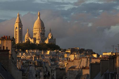 巴黎科特蒙马特住宿加早餐旅馆的享有城市美景,设有建筑和钟楼