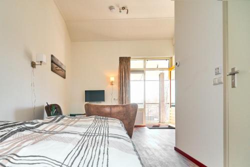 布洛克宰尔杜杉德爹本旅馆的一间卧室配有一张带椅子的床和一扇窗户