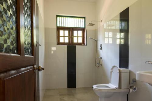 椰子花园餐厅酒店的一间浴室