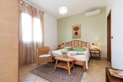 穆罗莱切塞安迪科卡米诺住宿加早餐酒店的卧室配有一张床和一张桌子及椅子