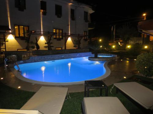 阿杰罗拉杜特丽酒店的夜间在院子里的大型蓝色游泳池