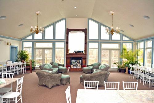 盖茨堡Battlefield Bed & Breakfast的大型客房设有窗户、椅子和壁炉