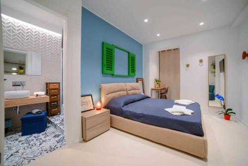 莫尔费塔B&B Mareè Seafront Molfetta的一间带特大号床的卧室和一间浴室