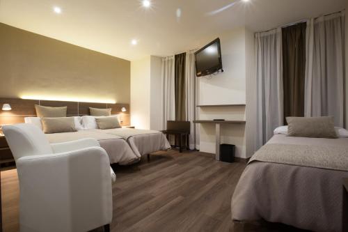 马拉加唐帕克酒店的酒店客房设有两张床和电视。