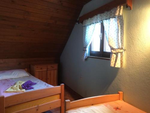布莱德Apartma Gracner的一间卧室设有一张床和一个窗口