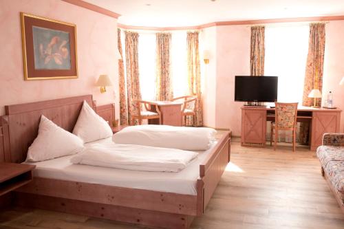 罗滕伯格赫希酒店的酒店客房,配有床和电视