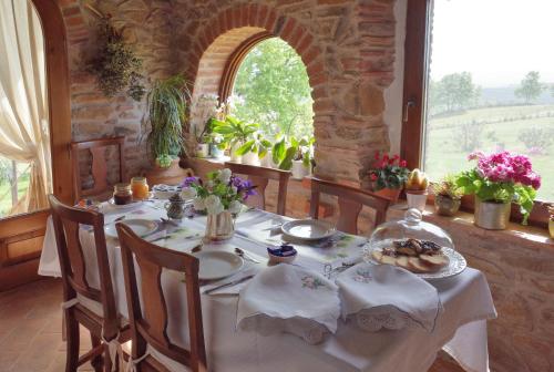 曼恰诺Casale Giacomini的用餐室配有餐桌和食物
