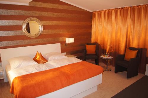 福森克瑞斯特酒店的一间卧室配有一张床、镜子和椅子
