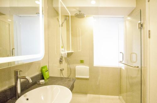 马卡萨MaxOneHotels at Resort Makassar的一间带水槽和淋浴的浴室