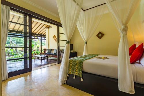 乌布安妮妮拉卡度假酒店&Spa的卧室配有带蚊帐的床