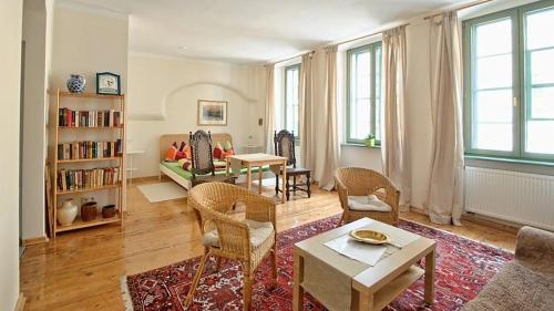 包岑豪斯贝尔姆-索罗斯宾馆的一间带桌椅的客厅和一间带桌面的客厅