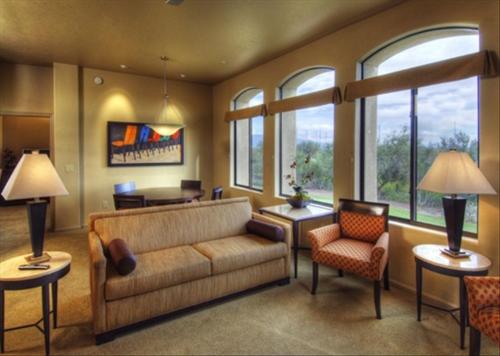 土桑Casitas at Sabino Springs的带沙发、椅子和窗户的客厅