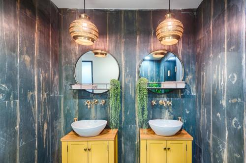 耶路撒冷艾登酒店的浴室设有2个水槽和2面镜子