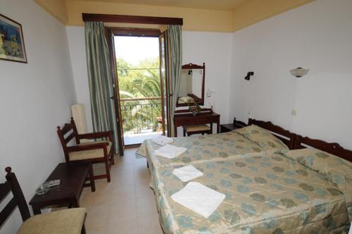 米西姆纳莫利沃斯沃酒店的一间卧室配有一张床、一张书桌和一个窗户。