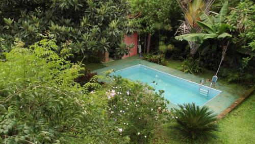 圣佩德罗塞拉Pousada Bom Bocado的花园游泳池的顶部景色