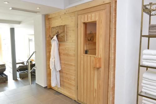 米特尔贝格拉岑霍夫自然酒店的配有毛巾的房间里木门