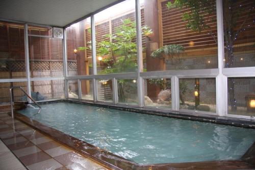 雄山日式旅馆内部或周边的泳池