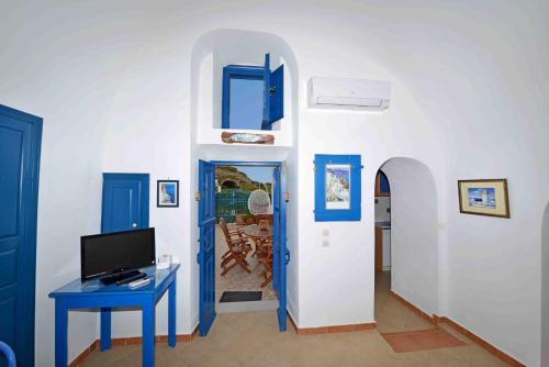 Éxo GoniáKleo's Guesthouse的客厅设有蓝色桌子和门