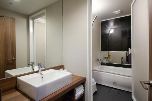 爱迪星大酒店的一间浴室