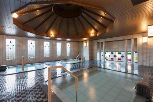函馆函馆海风旅馆的一座大楼内带热水浴池的游泳池