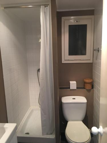 罗列特海岸Remo的浴室配有白色卫生间和淋浴。