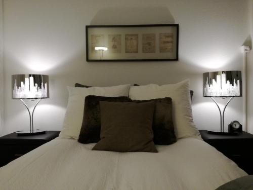 伯尔尼斯多帕斯民宿的卧室配有带两盏灯的白色床