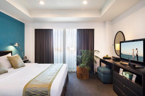 万象萨默塞特万象酒店式公寓的配有一张床和一台平面电视的酒店客房