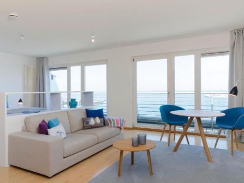 黑尔戈兰岛atoll apartments的客厅配有沙发和桌椅