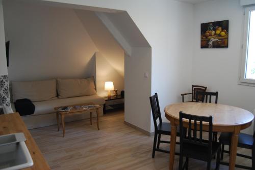 吉维尼拉米尔度假屋的客厅配有桌子和沙发
