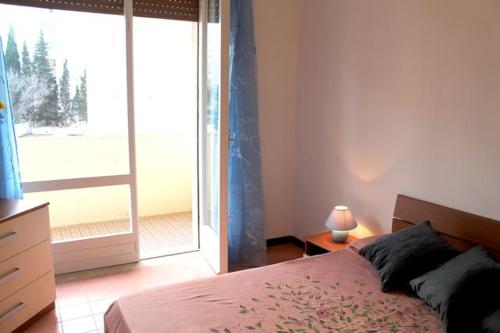 加利波利Rubino的一间卧室设有一张床和一个大窗户