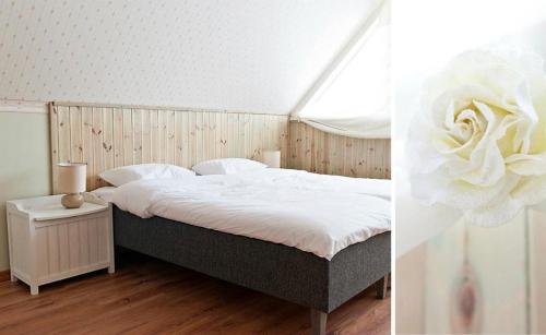 Oru曼妮阿鲁普客曼嘉德博卡璞比酒店的一间卧室,配有一张带鲜花的床