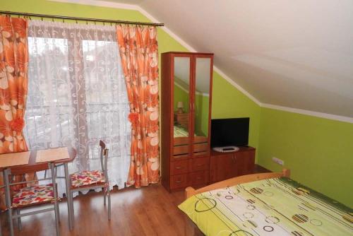 Sopotnia WielkaU Piotrka的一间卧室配有一张床、一张书桌和一面镜子