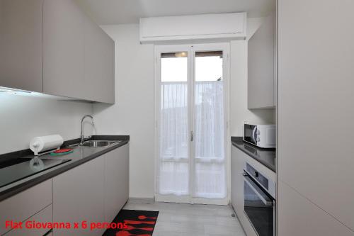 佩鲁贾Casa Rimidia FLAT GIOVANNA的白色的厨房设有水槽和窗户