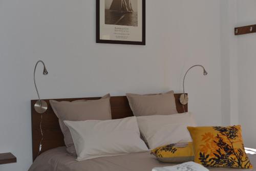 托雷德尔马尔Apartamento Ancla 26的床上有两盏灯,上面有枕头
