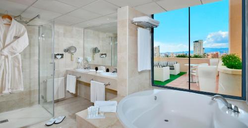 贝尼多姆贝尼多姆美利亚酒店的带浴缸、淋浴和盥洗盆的浴室
