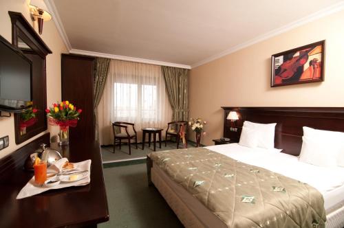 拉普索迪亚市中心酒店客房内的一张或多张床位